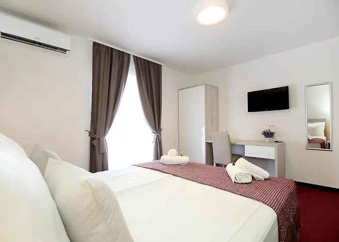 Maxim Deluxe Rooms With Balcony & Private Bathrooms - Downtown Spalato, Quiet Neighborhood