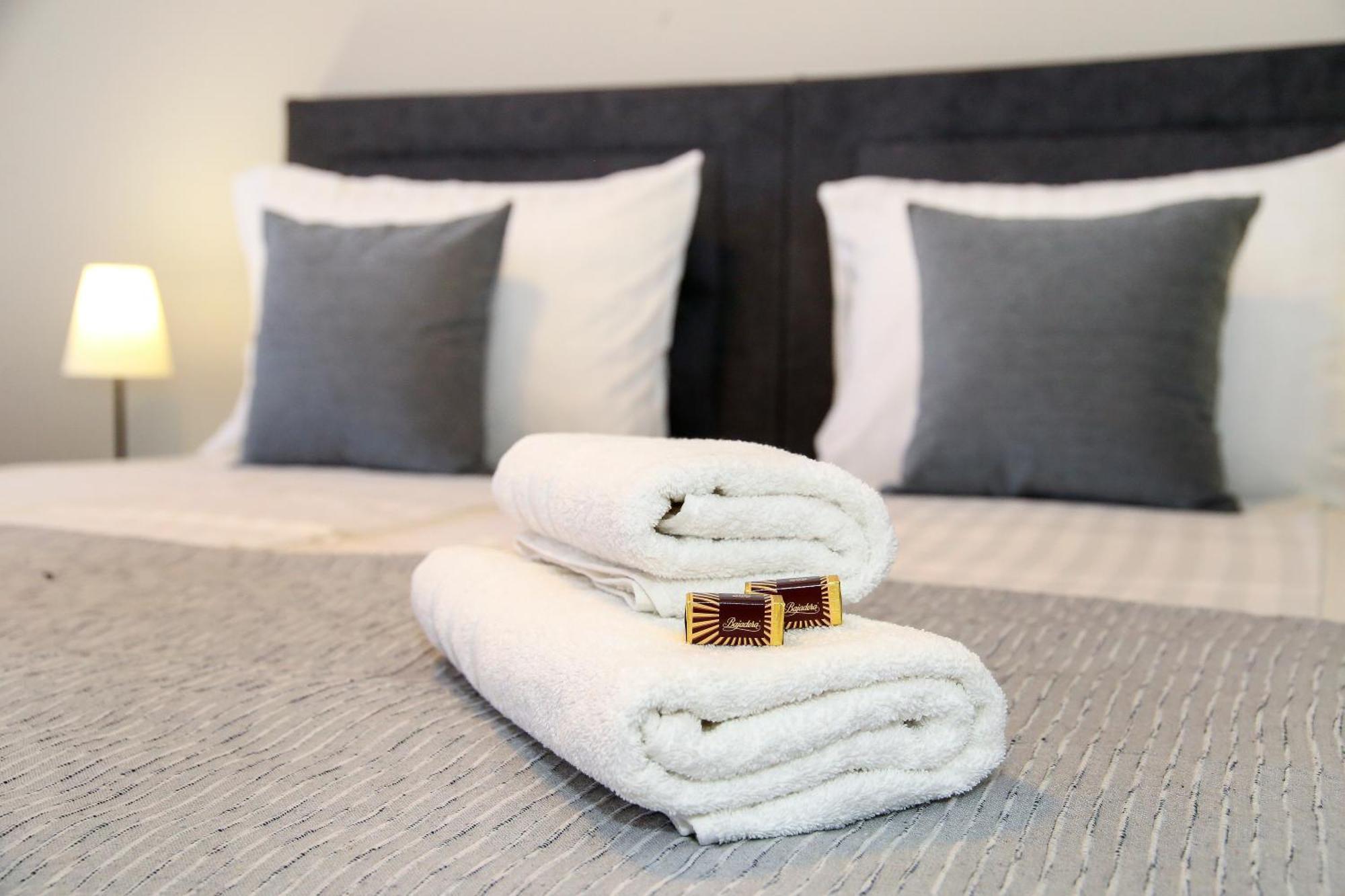 Maxim Deluxe With Balcony & Private Bathrooms - Downtown Spalato, Quiet Neighborhood Apartment *