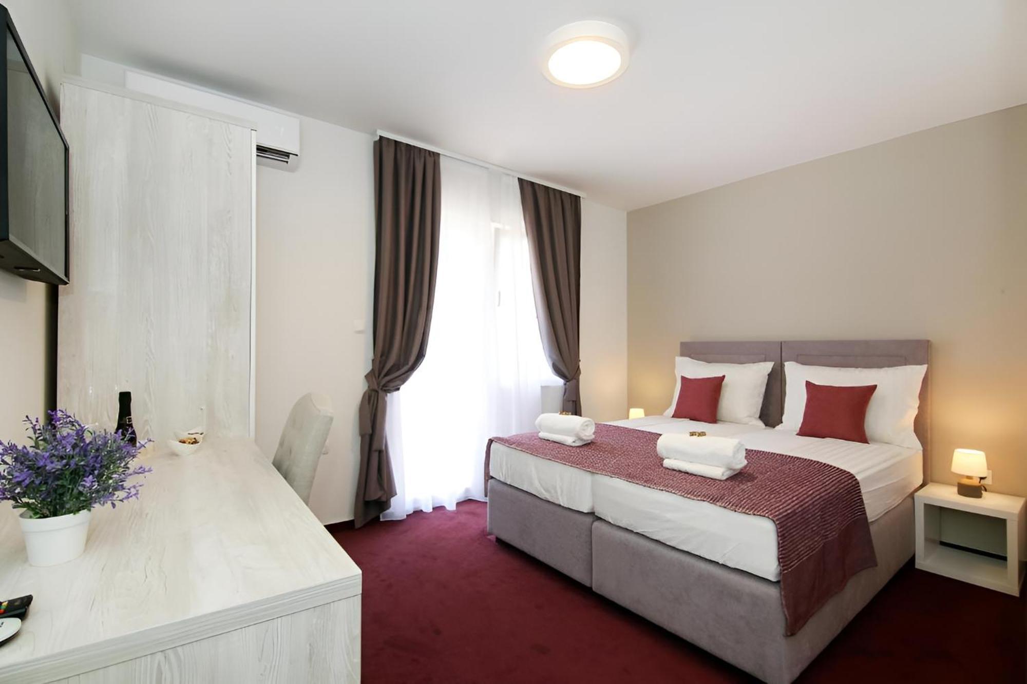Apartment Maxim Deluxe With Balcony & Private Bathrooms - Downtown Spalato, Quiet Neighborhood