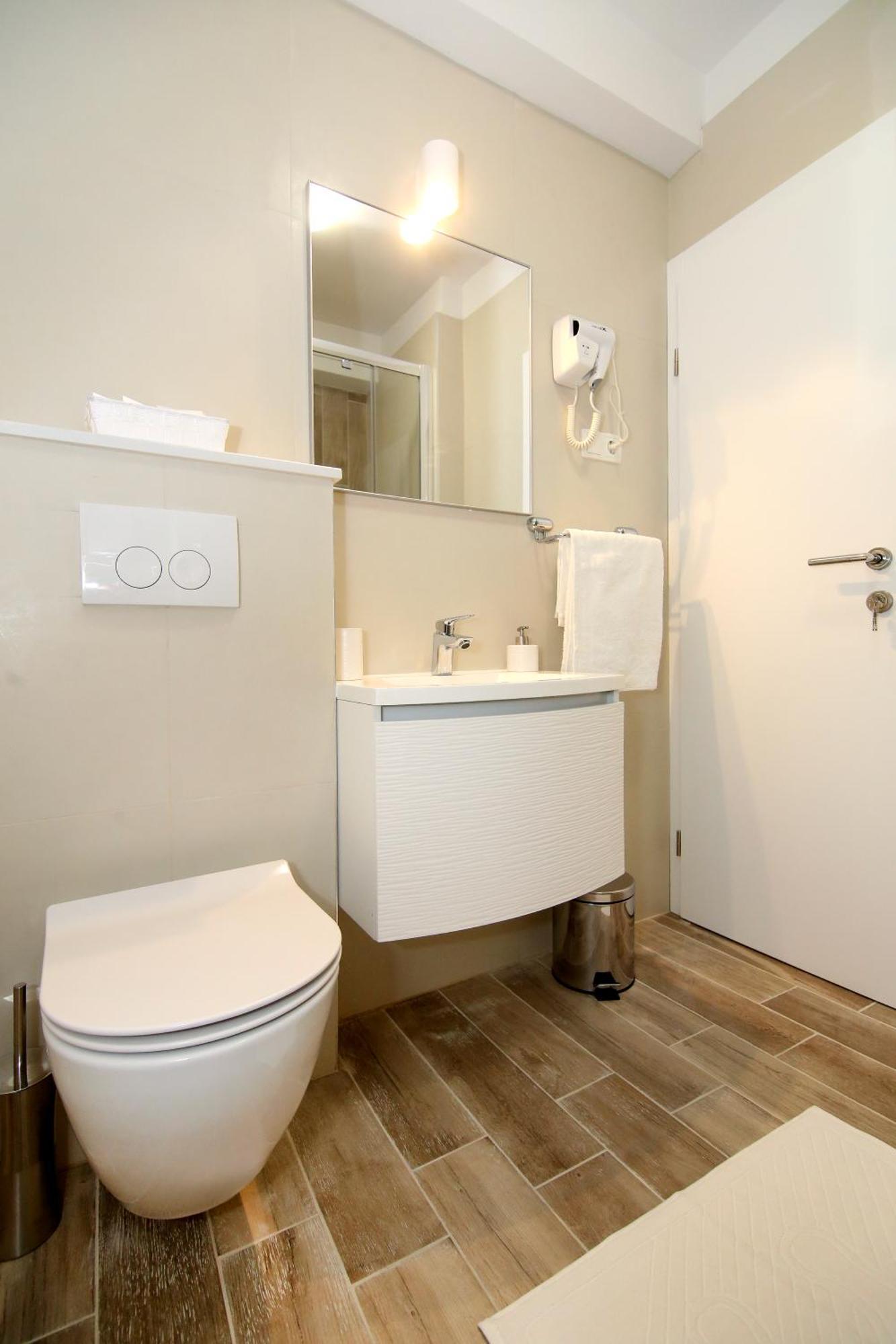 Apartment Maxim Deluxe With Balcony & Private Bathrooms - Downtown Spalato, Quiet Neighborhood *