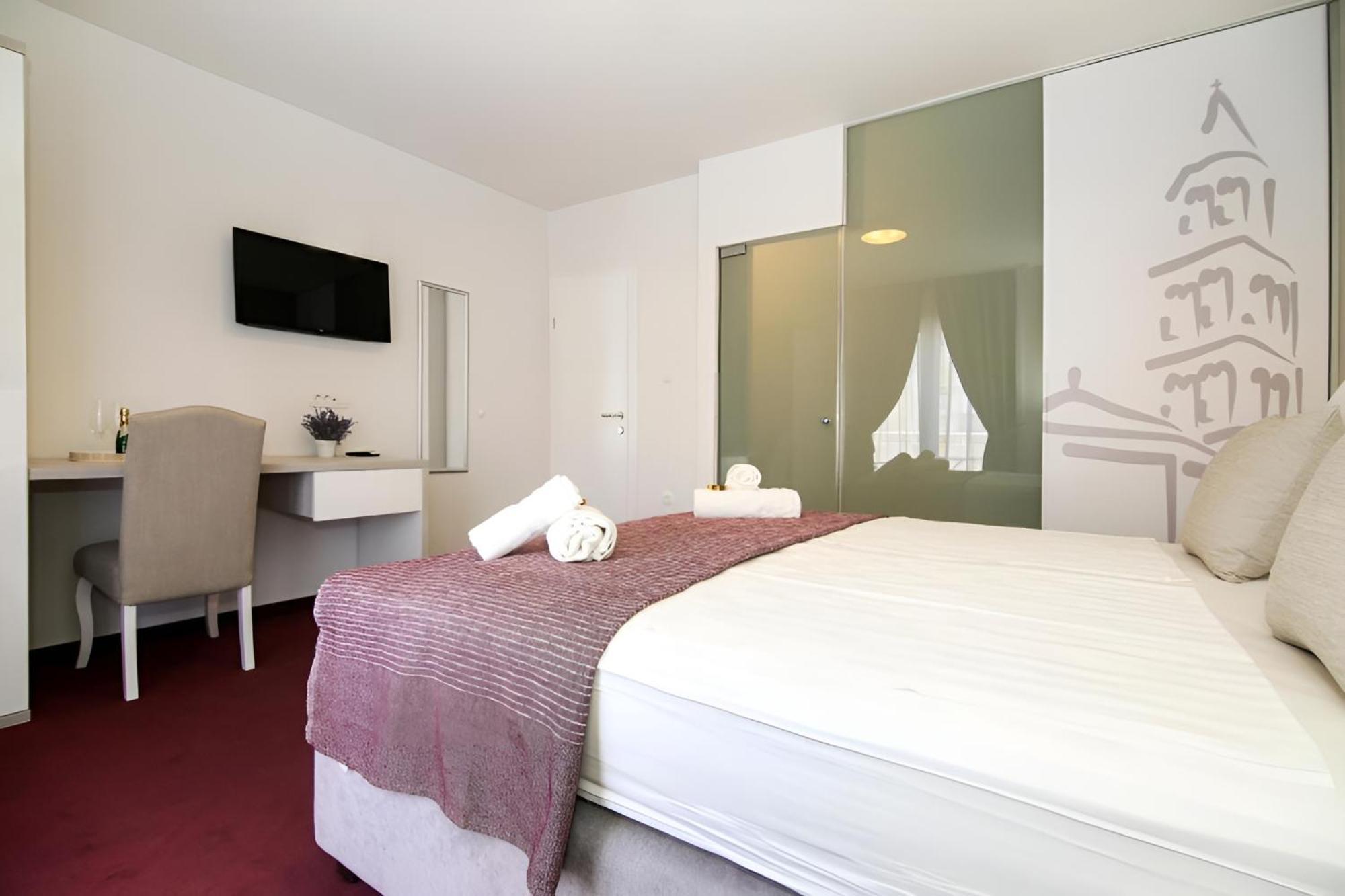 Maxim Deluxe With Balcony & Private Bathrooms - Downtown Spalato, Quiet Neighborhood