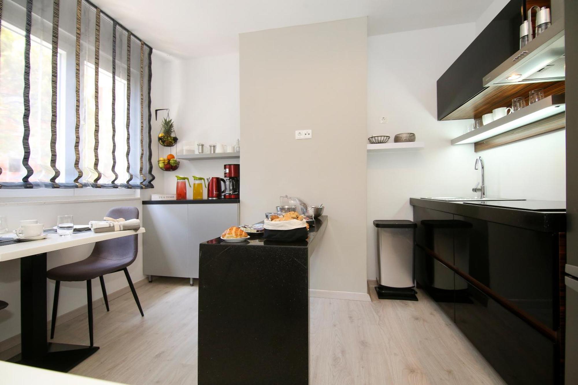 Maxim Deluxe With Balcony & Private Bathrooms - Downtown Spalato, Quiet Neighborhood Apartment Split