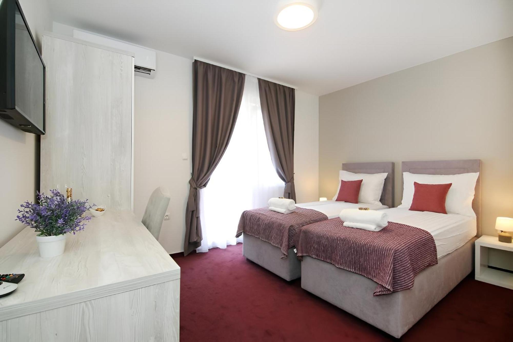 Apartment Maxim Deluxe With Balcony & Private Bathrooms - Downtown Spalato, Quiet Neighborhood *