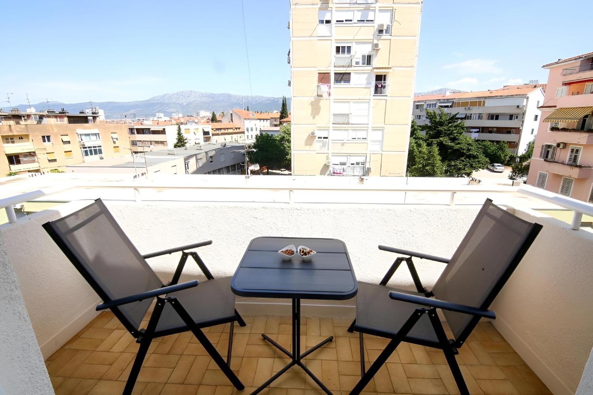 Maxim Deluxe With Balcony & Private Bathrooms - Downtown Spalato, Quiet Neighborhood *